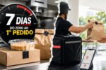 Cena de delivery em 7 dias com cronômetro, embalagens, entregador, celular com mapa e pedido sendo entregue