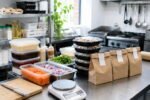 Estoque para dark kitchen sem desperdício, com molhos, verduras e porções organizadas em cozinha profissional.