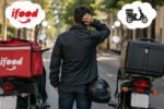 Motoboy em dúvida entre iFood entrega ou próprio, com duas motos de delivery em rua clara pela manhã.