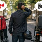 Motoboy em dúvida entre iFood entrega ou próprio, com duas motos de delivery em rua clara pela manhã.