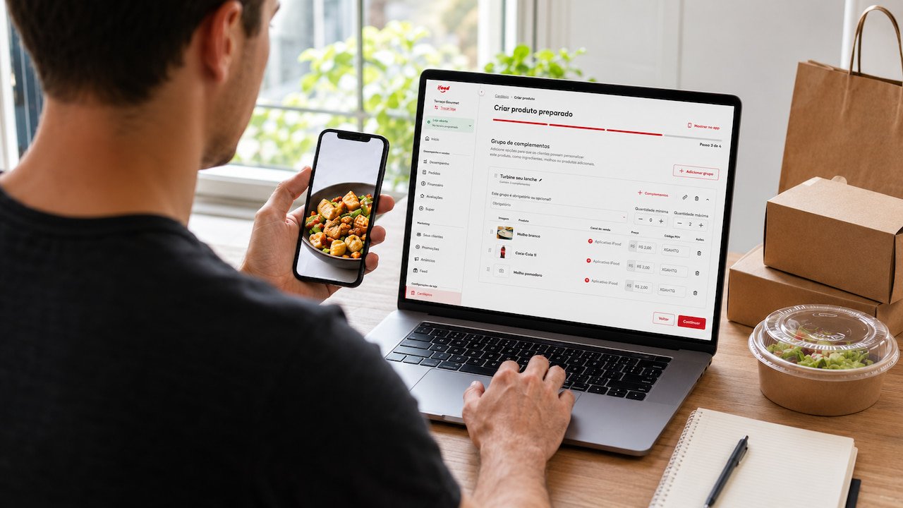 Pessoa ajusta cardápio no notebook para mais pedidos no iFood sem promoção, com celular exibindo foto do prato.